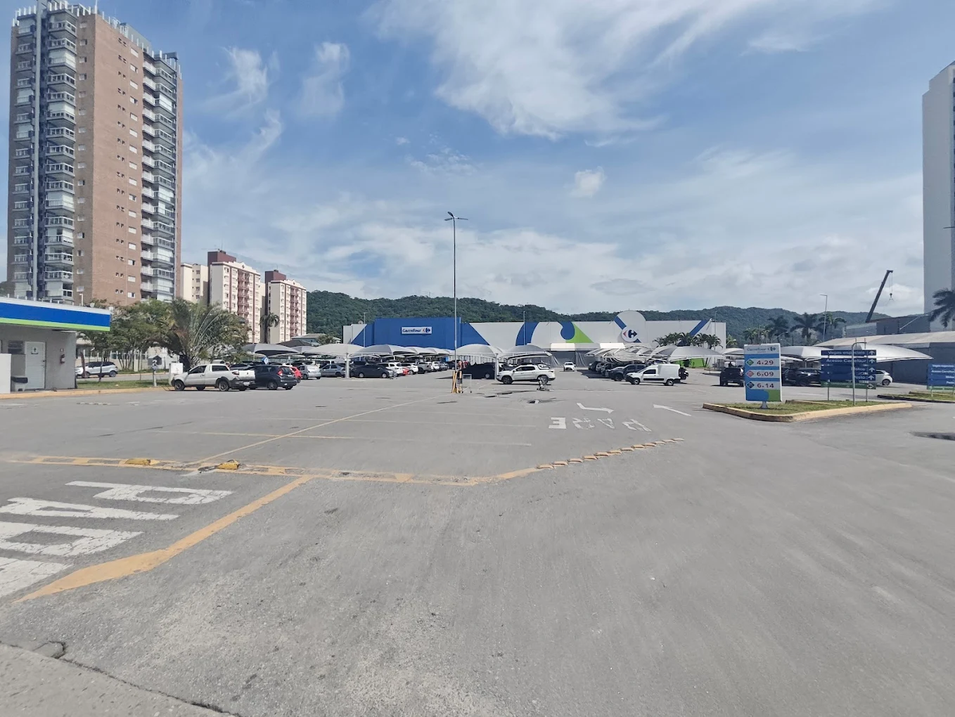 Carrefour a 120 metros do Beach Club